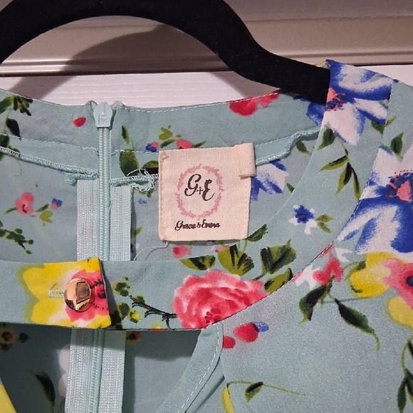 G&E Chic Floral Blouse in Mint Green Bell Sleeves 1X - Picture 2 of 6